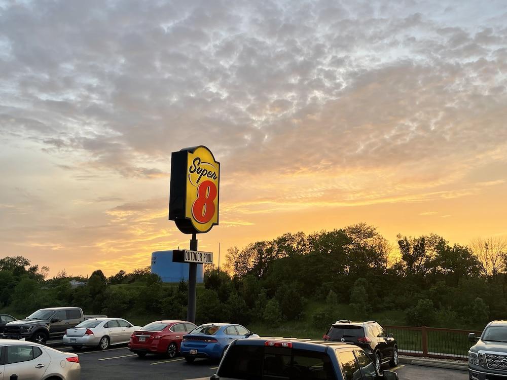 Super 8 By Wyndham הניבאל מראה חיצוני תמונה